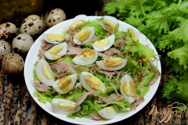 фото рецепта: Салат с перепелиными яйцами и мясом перепелки