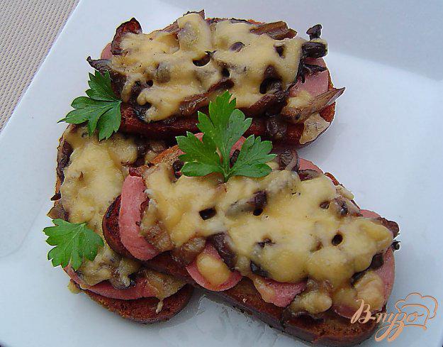 фото рецепта: Горячие бутерброды с сосисками, грибами и сыром
