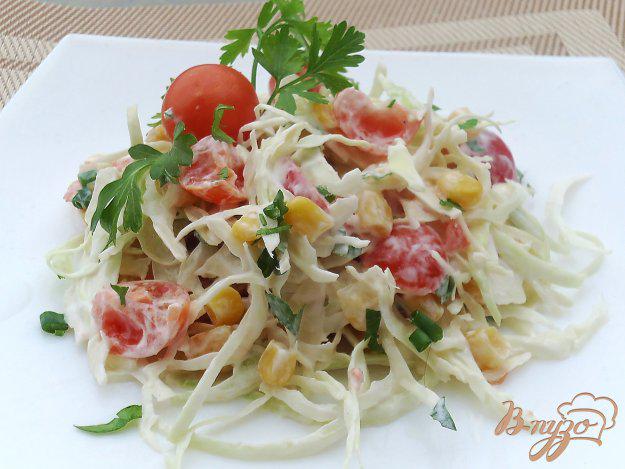 фото рецепта: Салат из капусты, помидоров и кукурузы