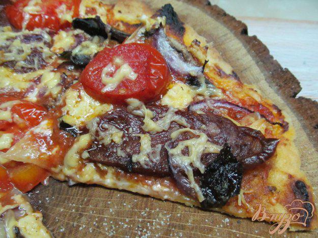 фото рецепта: Пицца с колбасой и замороженными помидорами