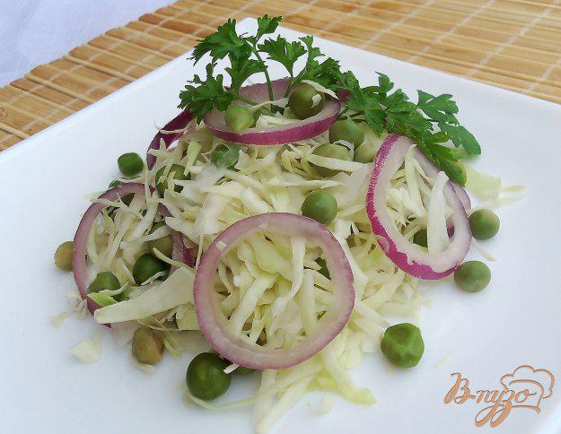 фото рецепта: Салат из капусты с зеленым горошком и луком