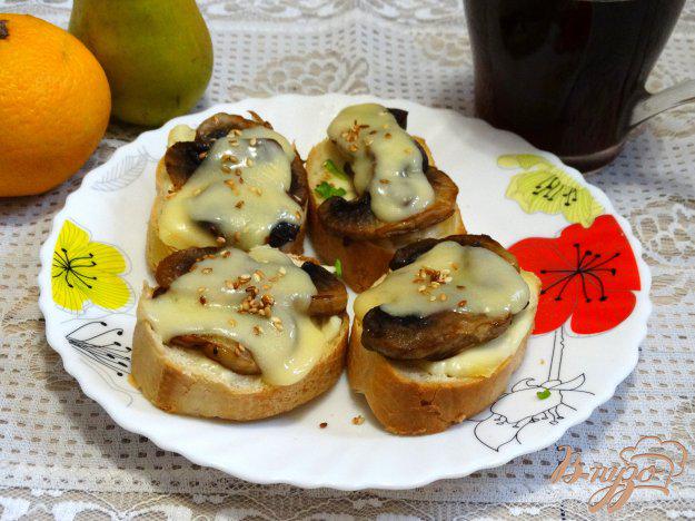 фото рецепта: Горячие бутерброды с грибами и двумя сырами