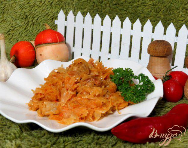фото рецепта: Капуста тушёная со свининой, томатом и сметаной