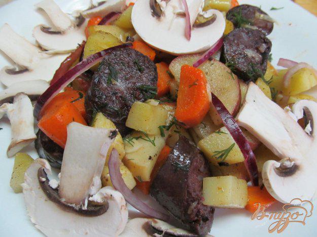 фото рецепта: Салат из овощей с яблоком и кровяной колбасой