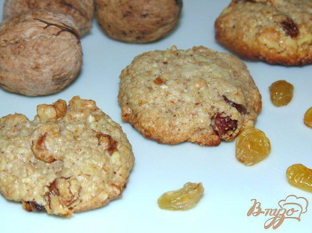 фото рецепта: Овсяное печенье с грецкими орехами и изюмом