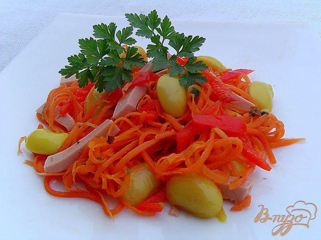 фото рецепта: Салат с фасолью, колбасой и корейской морковью