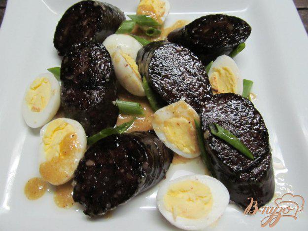 фото рецепта: Салат из кровяной колбасы с перепелиными яйцами