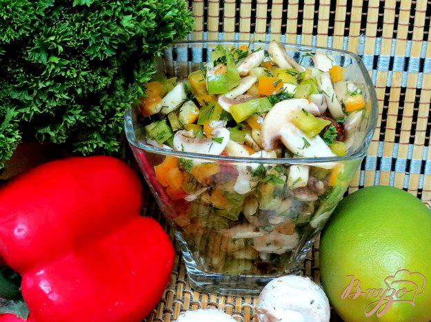 фото рецепта: Салат из сырых шампиньонов, вяленых помидоров и перца