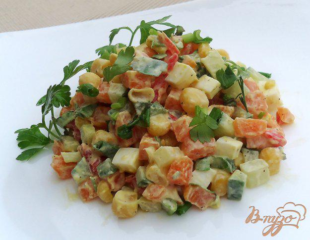 фото рецепта: Салат с огурцом, кукурузой и яйцами