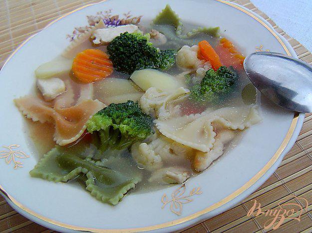 фото рецепта: Куриный суп с броккли, цветной капустой и «бантиками»