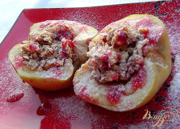 фото рецепта: Яблоки, запеченные с овсяными хлопьями и орехами