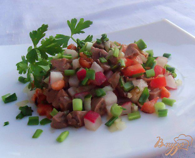 фото рецепта: Салат из печени трески, помидора, редиса с соевым соусом