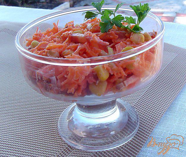фото рецепта: Морковный салат с копченой колбасой и кукурузой