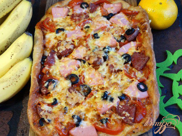 фото рецепта: Пицца с двумя видами колбасы
