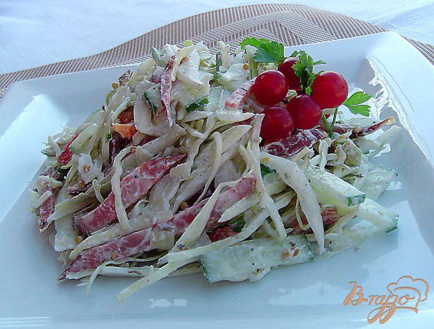 фото рецепта: Капустный салат с огурцами, перцем и копченой колбасой