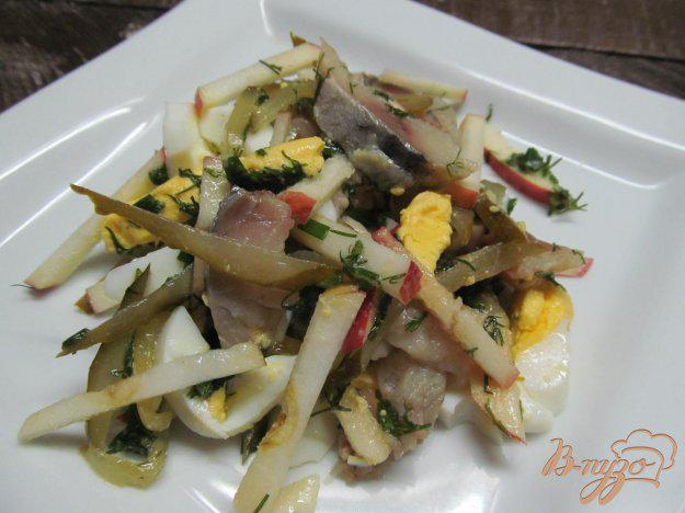 фото рецепта: Салат из копченной скумбрии огурца и яйца