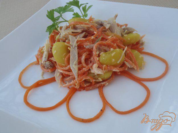 фото рецепта: Салат с корейской морковью,сыром,курицей и фасолью