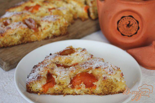 фото рецепта: Кукурузный пирог с творогом и абрикосом