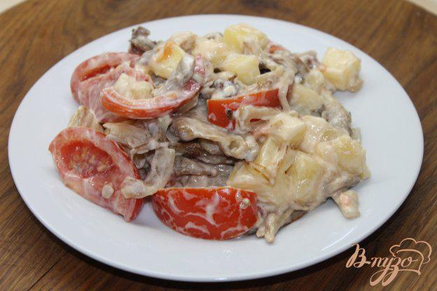 фото рецепта: Теплый салат с вешенками, моцареллой и помидорами