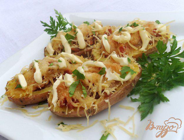 фото рецепта: Запеченный картофель, фаршированный колбасой, беконом и сыром
