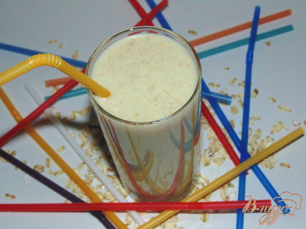 фото рецепта: Смузи на молоке с бананом и овсяными хлопьями