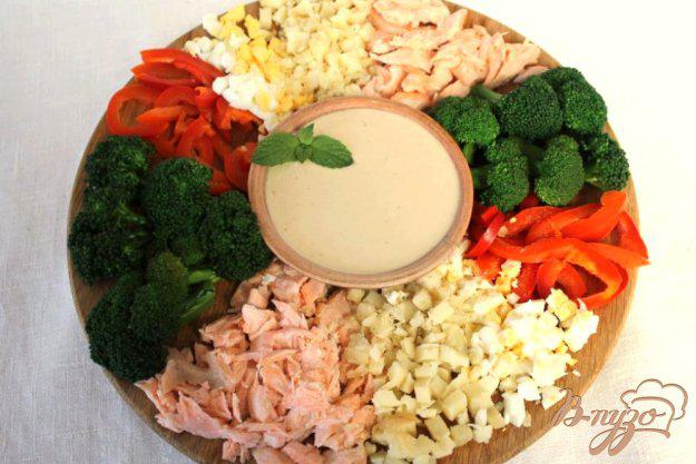 фото рецепта: Салат фуршет из лосося, брокколи и болгарского перца