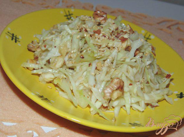 фото рецепта: Салат из белокочанной капусты с грецкими орехами и кунжутом