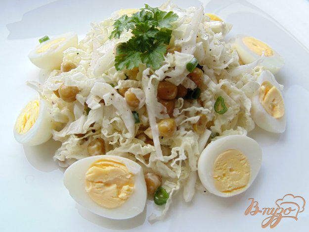 фото рецепта: Салат из пекинской капусты с перепелиными яйцами