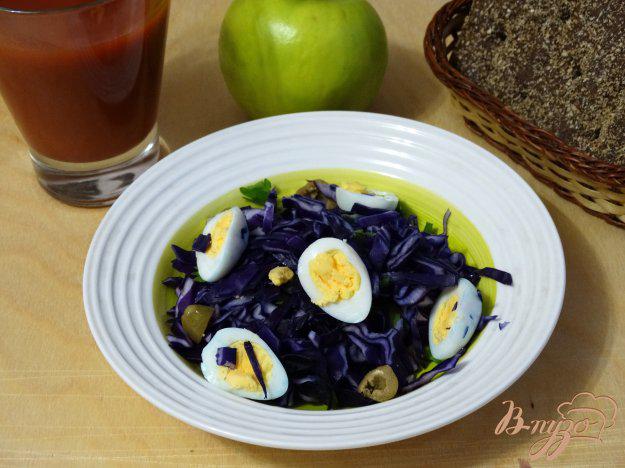 фото рецепта: Салат из красной капусты и перепелиных яиц