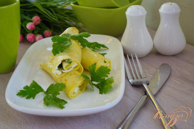 фото рецепта: Блинчики яичные с крем сыром и зеленью