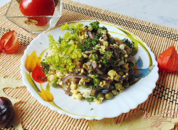 фото рецепта: Зимний салат с грибами, омлетом и огурцами