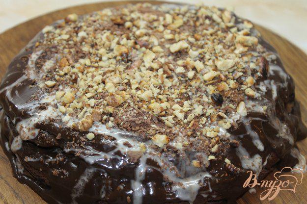 фото рецепта: Шоколадный торт с грецкими орехами, сгущенным молоком и шоколадным соусом