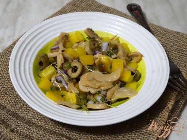 фото рецепта: Салат с шампиньонами, перцем и кресс-салатом