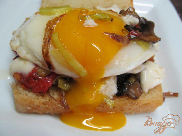 фото рецепта: Бутерброд с жаренными грибами и яйцом