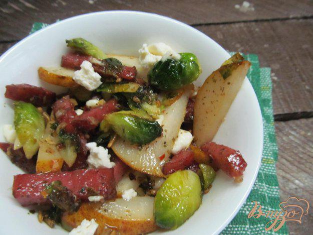 фото рецепта: Теплый салат из груши и брюссельской капусты