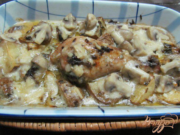 фото рецепта: Курица с картофелем под грибным соусом