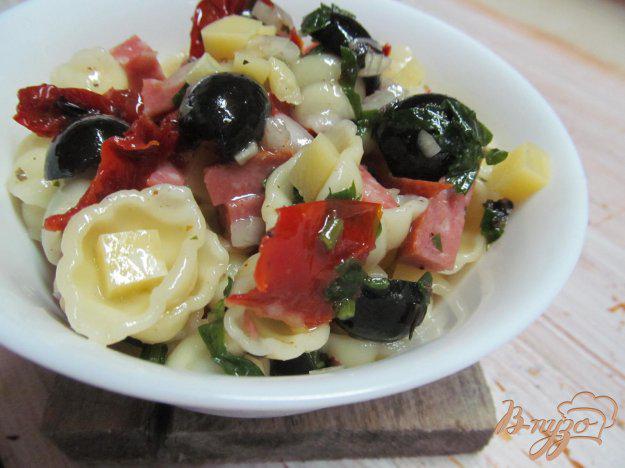фото рецепта: Салат с макаронами оливками и вялеными томатами