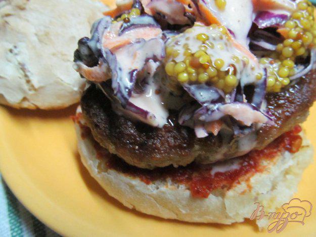 фото рецепта: Гамбургер с салатом «коул слоу»