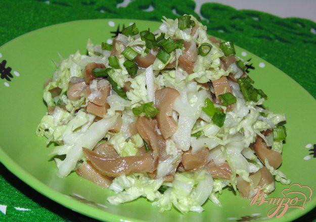 фото рецепта: Салат из пекинской капусты с маринованными грибами