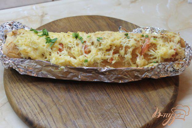 фото рецепта: Чесночный багет с помидорами и сыром
