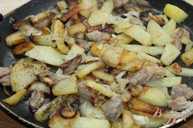 фото рецепта: Картофель жаренный со свининой и луком на сковороде