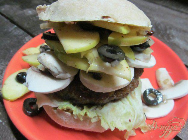фото рецепта: Гамбургер с яблочным салатом и сырыми шампиньонами