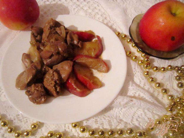 фото рецепта: Куриная печень с яблоками и соевом соусе