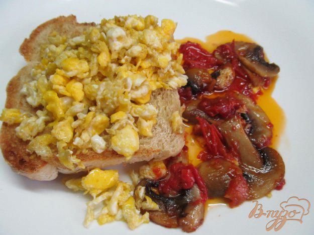 фото рецепта: Бутерброд с яйцом и грибами