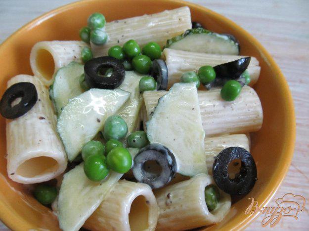фото рецепта: Салат из макарон с огурцом и оливками
