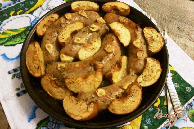 фото рецепта: Домашние колбаски с яблоками, айвой и чесноком