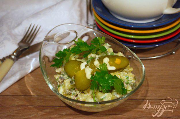 фото рецепта: Салат из копченой скумбрии и бочкового огурца