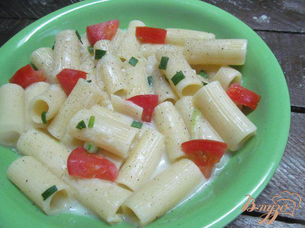 фото рецепта: Теплый салат из макарон и помидора