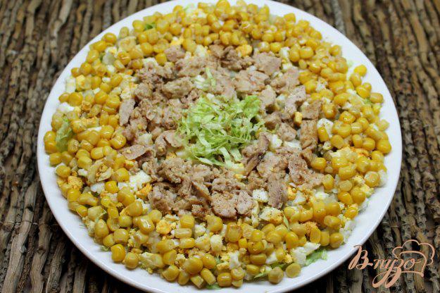 фото рецепта: Салат с печенью трески, кукурузой и пекинской капустой