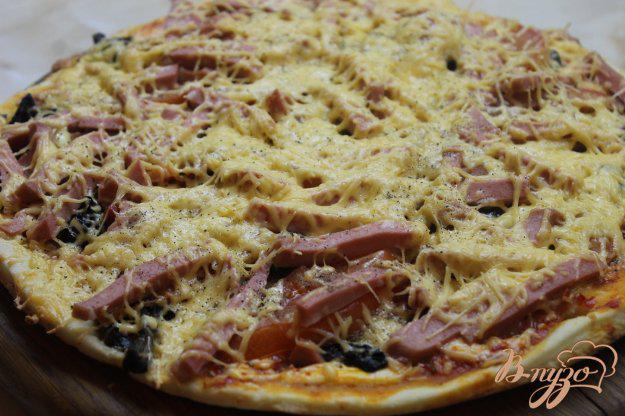 фото рецепта: Пицца с вареной колбасой, грибами и помидорами